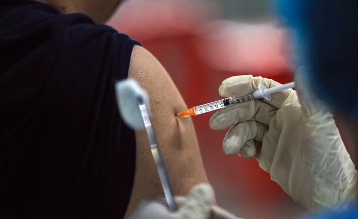 TP.HCM triển khai tiêm mũi vaccine Covid-19 thứ 3 cho lực lượng tuyến đầu chống dịch trên địa bàn