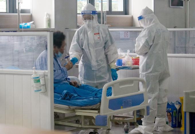 Nhân viên y tế chăm sóc F0 tại Bệnh viện Điều trị Người bệnh Covid-19 Nhân viên y tế chăm sóc F0 tại Bệnh viện Điều trị Người bệnh Covid-19