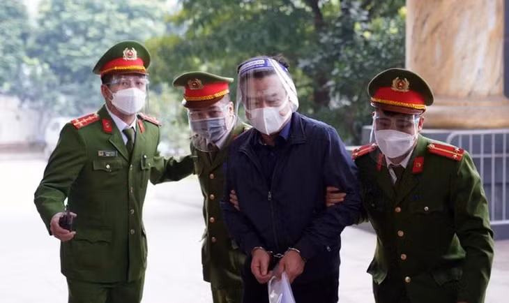 Bị cáo Võ Tiến Hùng (cựu Tổng Giám đốc Công ty trách nhiệm hữu hạn Một thành viên Thoát nước Hà Nội - Công ty Thoát nước Hà Nội) đến hầu tòa