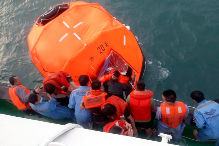 Các thuyền viên bị nạn trên biển được đưa lên tàu Các thuyền viên bị nạn trên biển được đưa lên tàu