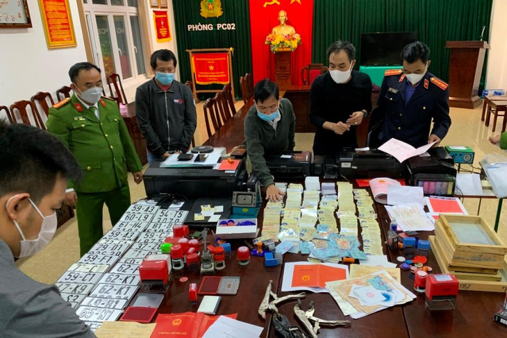 Khuôn dấu giả, bằng giả bị thu giữ