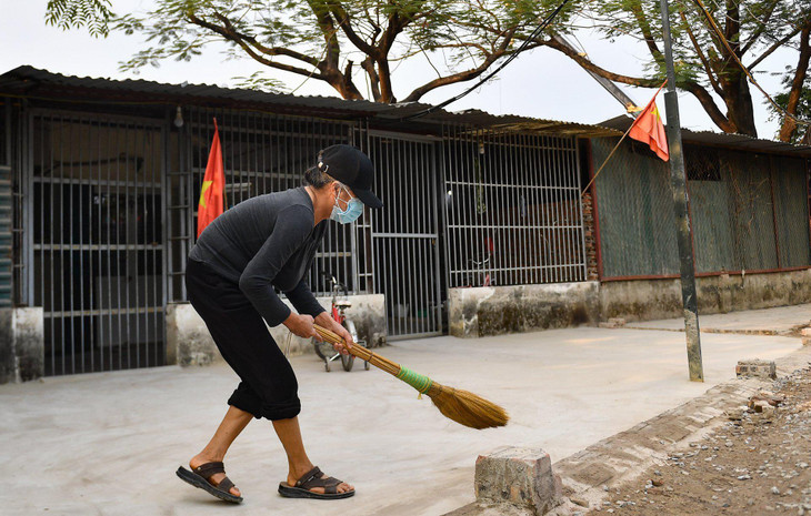 Người phụ nữ này cho biết, khu vực này đã được giải phóng mặt bằng xong. Tuy nhiên nhiều năm qua cả gia đình vẫn phải sống trong căn nhà cấp 4 với mái tôn tạm bởi chính quyền không cho phép thi công, sửa chữa. “Dự án thi công dang dở, nắng thì bụi, mưa lại lầy lội. Những ngày hanh khô thế này tôi chỉ quét một lần mỗi ngày bởi quét xong 1 - 2 tiếng, cát bụi lại bám đầy mặt sân”, bà nói.