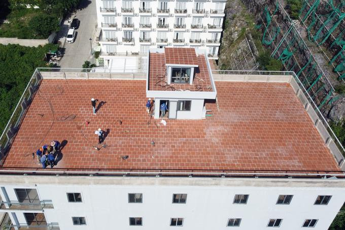 Lực lượng chức năng tháo dỡ phần sân thượng biệt thự xây sai phép, sáng 10/12.