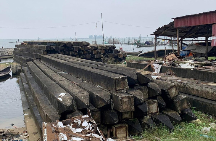 Vật liệu xây dựng nằm chỏng chơ, nhếch nhác ở khu vực Hòa Duân, xã Phú Thuận, huyện Phú Vang