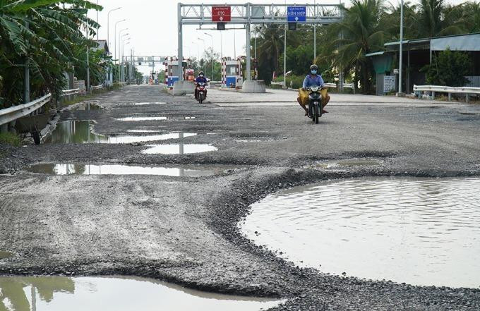 Mặt đường lồi lõm, đọng nước ở gần trạm thu phí trên tuyến tránh