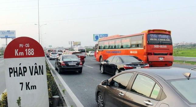 Trên cao tốc Pháp Vân - Cầu Giẽ, vào các ngày nghỉ lễ hoặc cuối tuần, phương tiện về trung tâm Hà Nội thường bị ùn tắc nhiều km.
