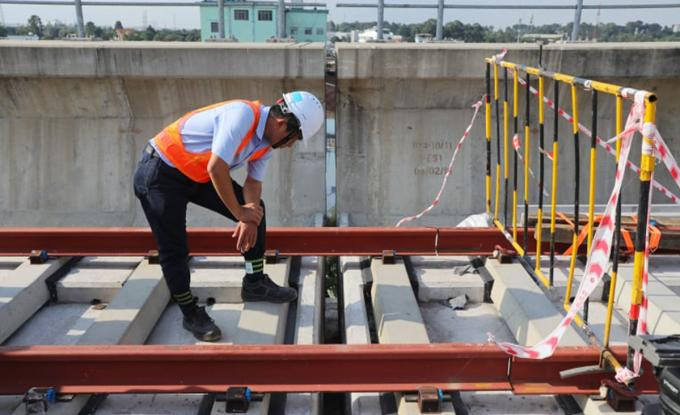 Kỹ sư kiểm tra ở vị trí bị sự cố tại trụ P14-10