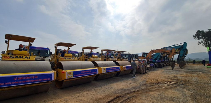 Các nhà thầu huy động máy móc khởi công dự án tuyến đường bộ ven biển đoạn Nga Sơn - Hoằng Hóa