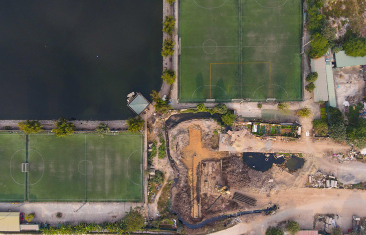 Tuyến đường dự kiến đưa vào sử dụng năm 2016, tuy nhiên đến nay vẫn chưa hoàn thành. Máy móc, vật liệu được tập kết ngổn ngang từ nút giao ngõ 192 Lê Trọng Tấn tới khu vực Đầm Hồng.