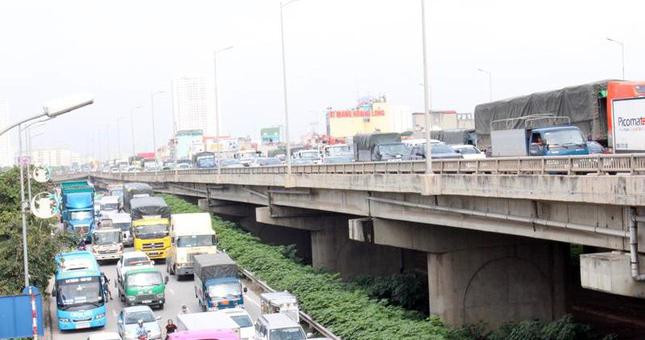 Do các dòng xe từ cao tốc và đường Vành đai 3 dưới thấp xung đột trực tiếp tại nút giao Pháp Vân nên ùn tắc thường xuyên diễn ra trên cả cao tốc và đường vành đai.