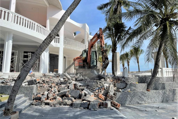 Nhà hàng lấn bờ biển Mũi Né bị tháo dỡ