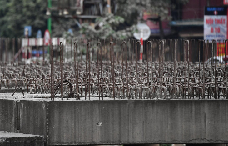 Sắt thép thi công dang dở tại hạng mục cầu sông Lừ hoen gỉ sau nhiều năm bỏ dở thi công.