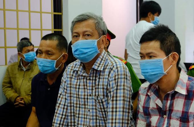 Bị cáo Trịnh Sướng (giữa) và đồng phạm tại phiên toà hồi tháng 4