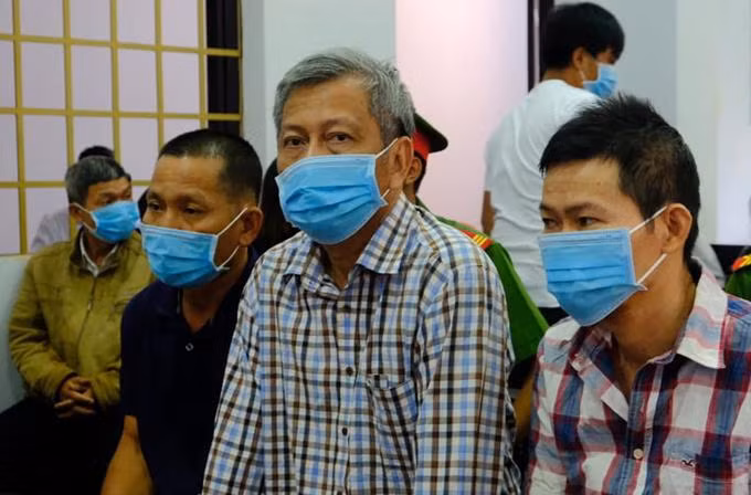 Bị cáo Trịnh Sướng (giữa) và đồng phạm tại phiên toà hồi tháng 4