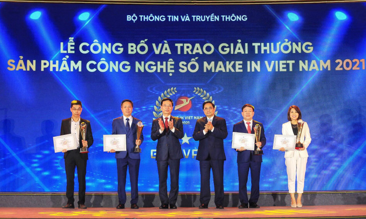 Chủ tịch HĐTV VNPT Tô Dũng Thái nhận giải Vàng Make in Viet Nam 2021 cho các sản phẩm công nghệ số của VNPT do Thủ tướng Phạm Minh Chính và Bộ trưởng Bộ Thông tin và Truyền thông Nguyễn Mạnh Hùng trao.
