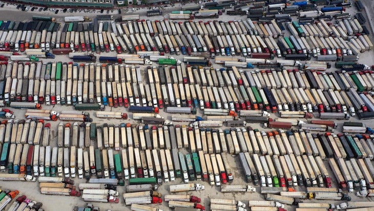 Xe container chở hàng ùn ứ trên đường. Xe container chở hàng ùn ứ trên đường.