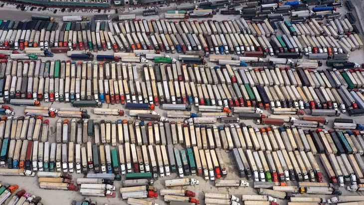 Xe container chở hàng ùn ứ trên đường.