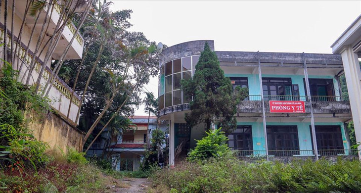 Giao UBND TP. Hòa Bình hoàn thiện các thủ tục, chỉnh lý hồ sơ địa chính và thực hiện bán đấu giá quyền sử dụng đất và tài sản gắn liền với đất theo đúng quy định.