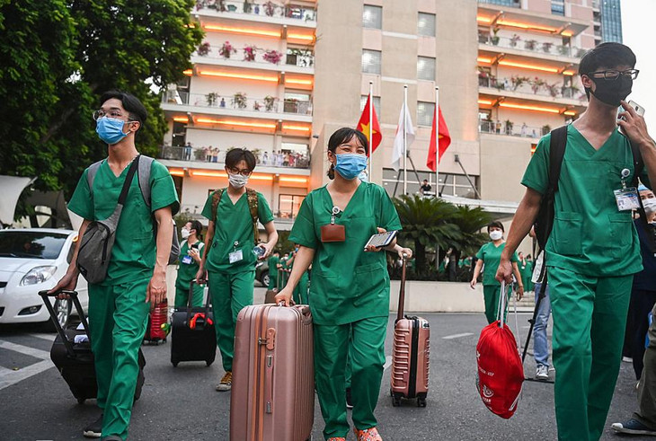 Covid-19 chiều hướng gia tăng, TP.HCM kiến nghị Bộ Y tế hỗ trợ 3.000 bác sĩ, điều dưỡng Covid-19 chiều hướng gia tăng, TP.HCM kiến nghị Bộ Y tế hỗ trợ 3.000 bác sĩ, điều dưỡng