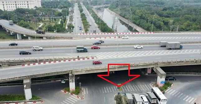 Theo phương án cải tạo nút giao Pháp Vân được nhà đầu tư đề cập trong báo cáo nghiên cứu tiền khả thi dự án, tại khu vực trung tâm nút giao Pháp Vân, nhà đầu sẽ xây dựng hầm chui để phương tiện đi từ cao tốc qua nút Pháp Vân (mũi tên đỏ).