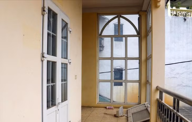 Đồng thời, thu hồi các Giấy chứng nhận quyền sử dụng đất do UBND tỉnh Hòa Bình cấp cho UBND huyện Kỳ Sơn và Huyện ủy Kỳ Sơn ngày 6/3/2014