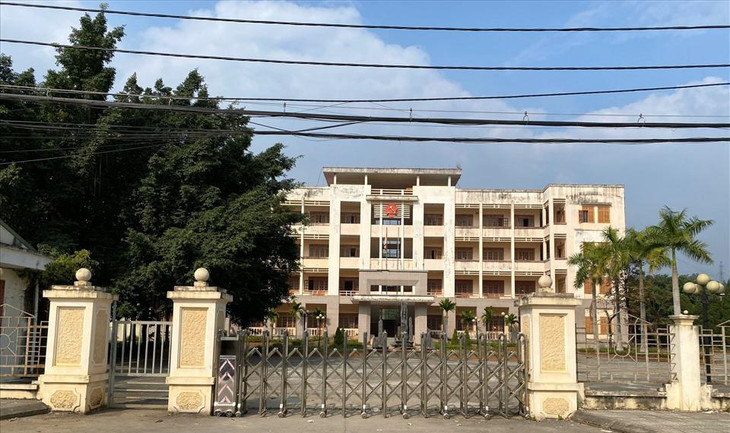 Theo quan sát, trụ sở Huyện ủy (huyện Kỳ Sơn cũ), cánh cổng chỉ được khép hờ, ngay bên cạnh là phòng bảo vệ được chặn lại bằng chiếc ghế gỗ đã bị mục sau thời gian dài.