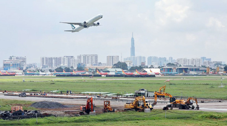 Máy móc, công nhân tập kết thi công đường băng 25R/07L Tân Sơn Nhất