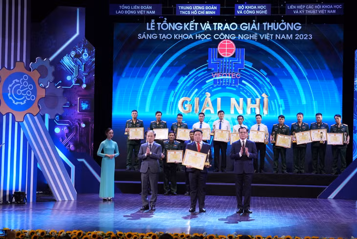 Chủ nhiệm đề tài - Phó TGĐ Luân Quốc Hưng đại diện EVNHCMC lên nhận giải