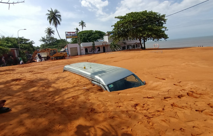 Sạt lở cát từ dự án bất động sản xuống đường Huỳnh Thúc Kháng, phường Mũi Né, TP. Phan Thiết vào rạng sáng 21/5