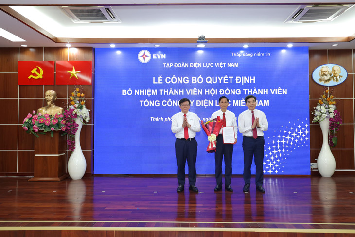 Trao Quyết định điều động và bổ nhiệm ông Bành Đức Hoài giữ chức vụ Thành viên Hội đồng thành viên EVNSPC