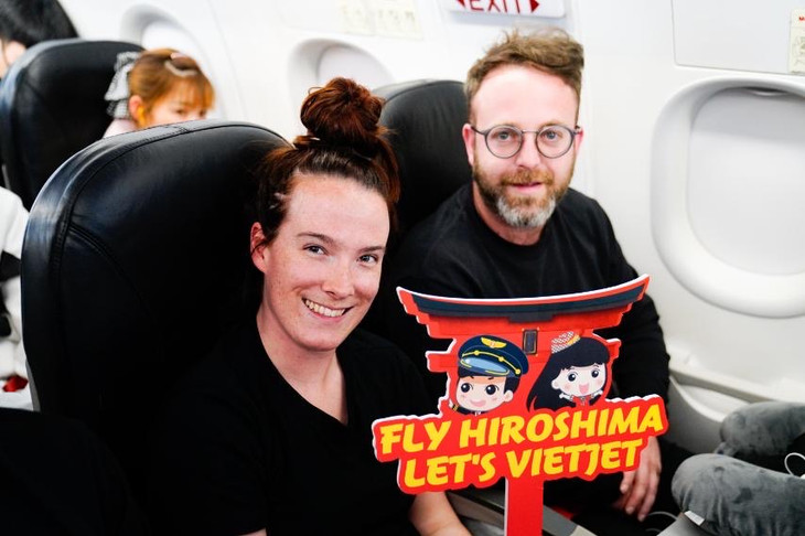 Hành khách hào hứng trên chuyến bay của Vietjet.