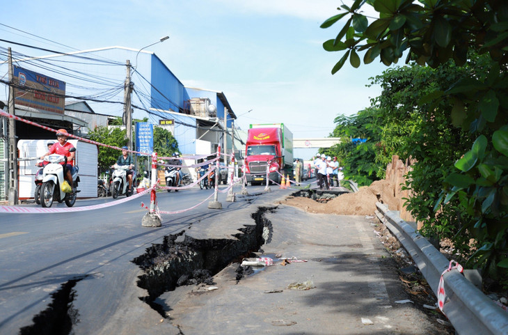 Hạn chế phương tiện có tải trọng lớn qua đoạn sạt lở Quốc lộ 80 Hạn chế phương tiện có tải trọng lớn qua đoạn sạt lở Quốc lộ 80