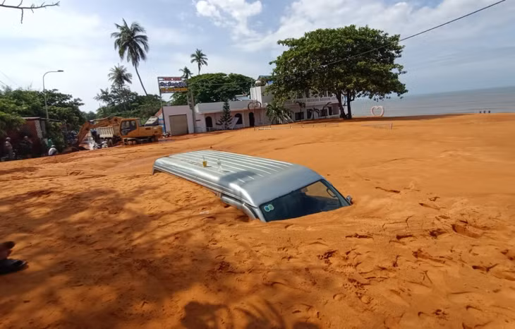 Sạt lở cát từ dự án bất động sản xuống đường Huỳnh Thúc Kháng, phường Mũi Né, TP. Phan Thiết vào rạng sáng 21/5