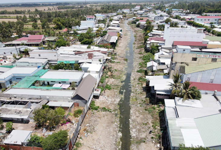 Dòng kênh cạn nước tại huyện Trần Văn Thời trong đợt hạn mặn năm nay Dòng kênh cạn nước tại huyện Trần Văn Thời trong đợt hạn mặn năm nay