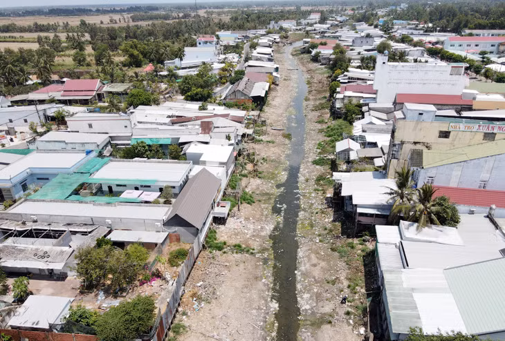 Dòng kênh cạn nước tại huyện Trần Văn Thời trong đợt hạn mặn năm nay