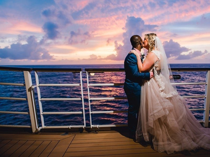 Lễ cưới tổ chức ngoài trời hay tổ chức trên du thuyền xa hoa là xu hướng của giới thượng lưu thế giới