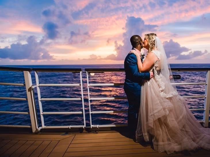 Lễ cưới tổ chức ngoài trời hay tổ chức trên du thuyền xa hoa là xu hướng của giới thượng lưu thế giới