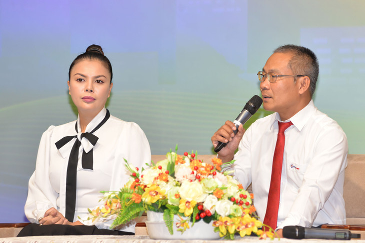 Ông Bùi Trung Kiên – Phó Tổng giám đốc EVNHCMC và Bà Nguyễn Thị Mỹ Tiên - đại diện các gia đình tiết kiệm điện tiêu biểu giao lưu tại buổi lễ