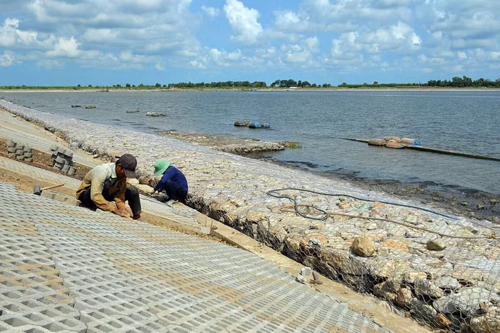 Công nhân đang thi công thành hồ