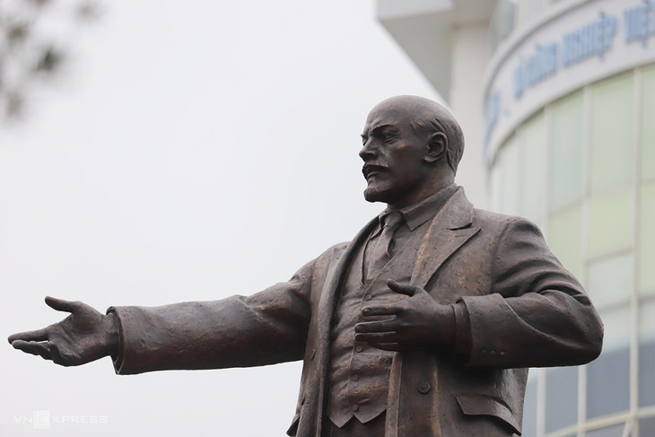 Tượng Lê Nin làm bằng đồng, cao 3,6 m, nặng 4,5 tấn Tượng Lê Nin làm bằng đồng, cao 3,6 m, nặng 4,5 tấn
