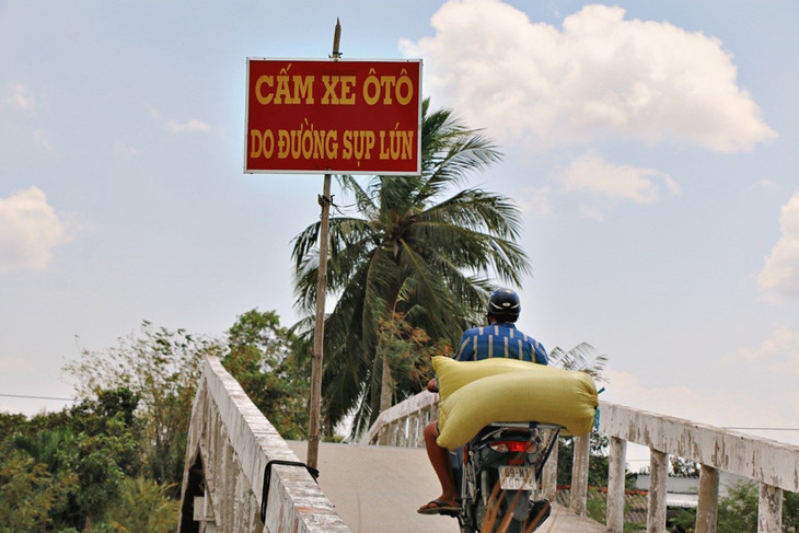 Sạt lở gây chia cắt các tuyến đường Sạt lở gây chia cắt các tuyến đường