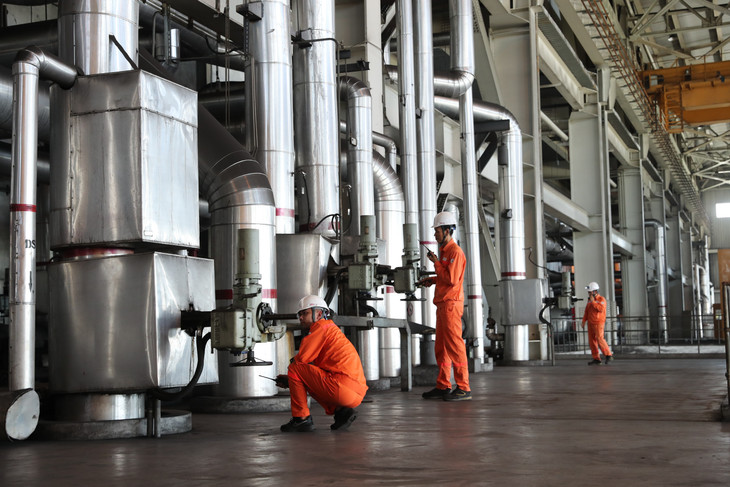 Nhân viên vận hành tích cực kiểm tra thiết bị