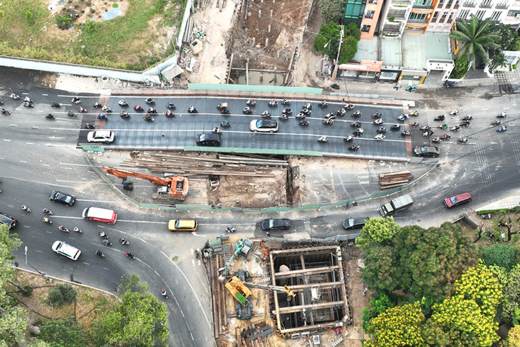 Một nhánh cầu đưa vào khai thác sau gần hai tháng thi công Một nhánh cầu đưa vào khai thác sau gần hai tháng thi công