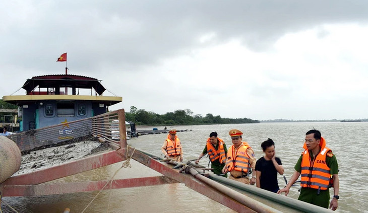 Tàu khai thác cát trái phép trên sông Hồng, đoạn qua xã Tân Hưng, TP. Hưng Yên