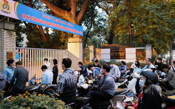 Người dân tại Hà Nội xếp hàng từ sáng sớm đăng ký cấp phiếu lý lịch tư pháp