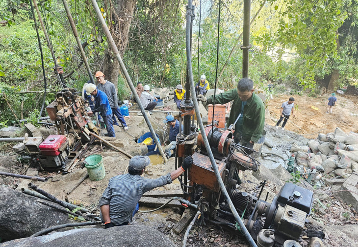 Trong ngày 15/4, nhà thầu khoan hai mũi trên núi, một mũi sâu 23 m (chạm đến nóc hầm), mũi còn lại khoảng 18 m, sau đó sẽ dùng máy bơm bêtông vào Trong ngày 15/4, nhà thầu khoan hai mũi trên núi, một mũi sâu 23 m (chạm đến nóc hầm), mũi còn lại khoảng 18 m, sau đó sẽ dùng máy bơm bêtông vào
