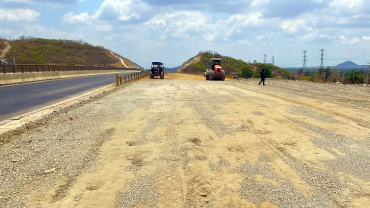 Đơn vị thi công san mặt bằng làm trạm dừng nghỉ tạm bên cao tốc Vĩnh Hảo - Phan Thiết tại xã Hồng Liêm, huyện Hàm Thuận Bắc