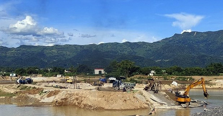 Hiện trường một điểm khai thác khoáng sản trái phép gồm cát xây dựng và cát non diễn ra công khai trên địa bàn một tỉnh miền núi phía Bắc