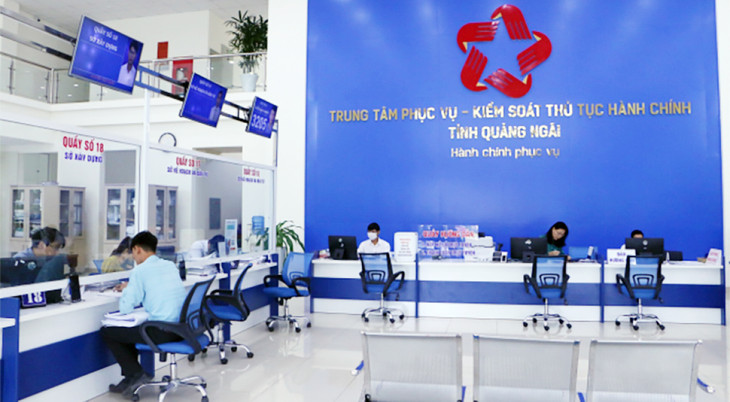 Người dân làm thủ tục hành chính tại Trung tâm Phục vụ - kiểm soát thủ tục hành chính tỉnh Quảng Ngãi