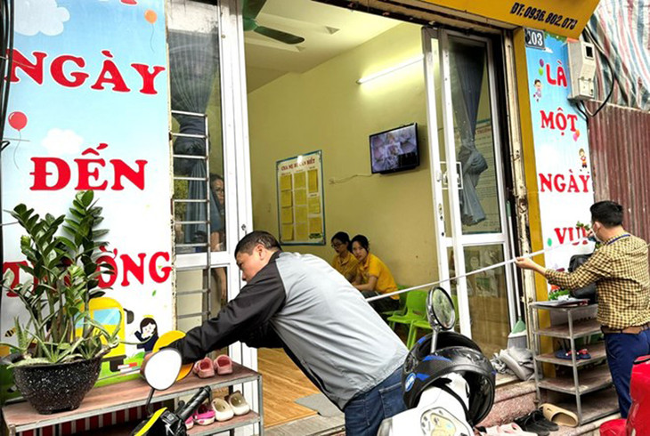 Lực lượng chức năng thực hiện đo đạc và kiểm đếm sau khi đọc quyết định. Lực lượng chức năng thực hiện đo đạc và kiểm đếm sau khi đọc quyết định.